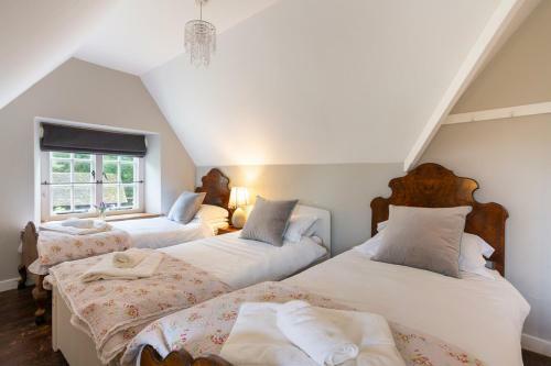 Dursley Chateau Sleeps 19 Wifi