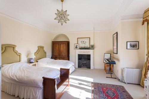 Hurst Green Chateau Sleeps 15 Pool Wifi