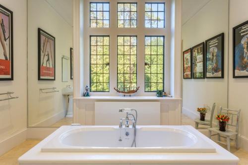 Hurst Green Chateau Sleeps 15 Pool Wifi