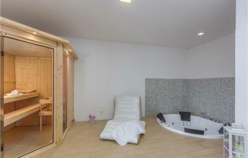 Three-bedroom Holiday Home In Marici