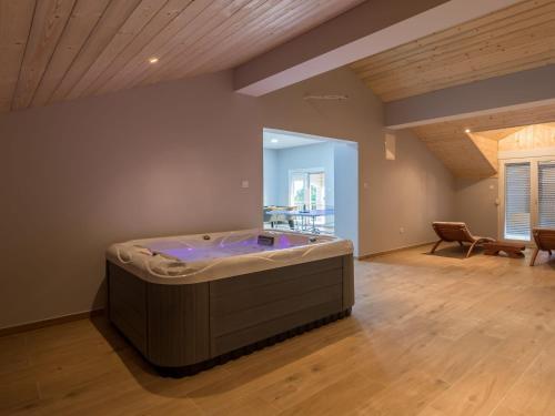 Gorgeous Villa In Lisicic By The Forest
