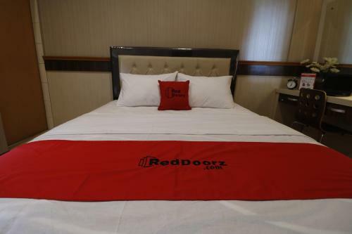 Hostal Reddoorz Plus Near Universitas Sumatera Utara