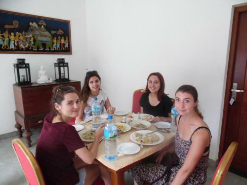 Hostal Aarya Hotel