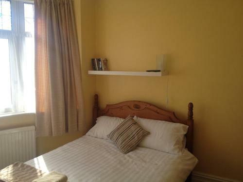 Hostal Maple Leaf Guest House