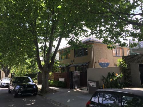 Elwood Holiday Apartment