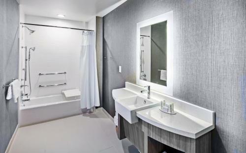 Hotel Springhill Suites By Marriott Tulsa At Tulsa Hills