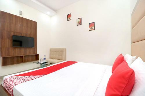 Oyo 16462 Hotel Fb