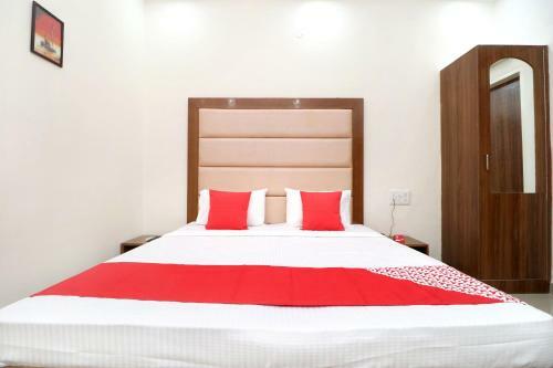 Oyo 16462 Hotel Fb