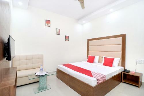 Oyo 16462 Hotel Fb