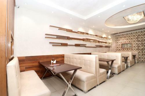 Oyo 16462 Hotel Fb
