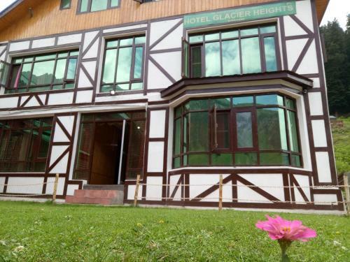 Hotel Glacier Heights