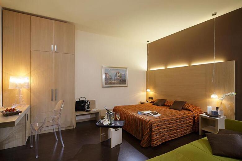 Hotel Paris(.)