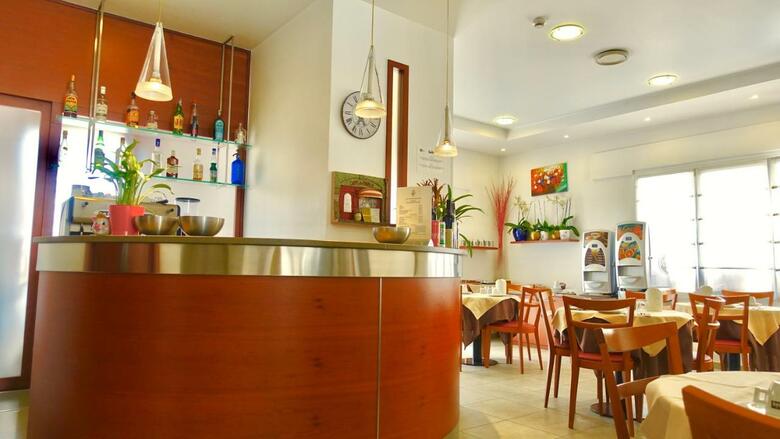 Hotel Paris(.)