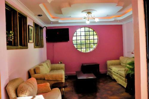 Hotel Pine Breeze Getaway Lukenya