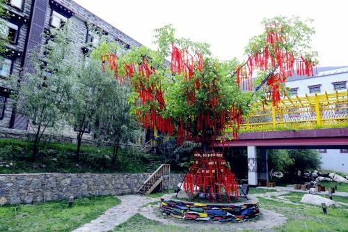 Hotel Ramada Encore Daocheng Yading