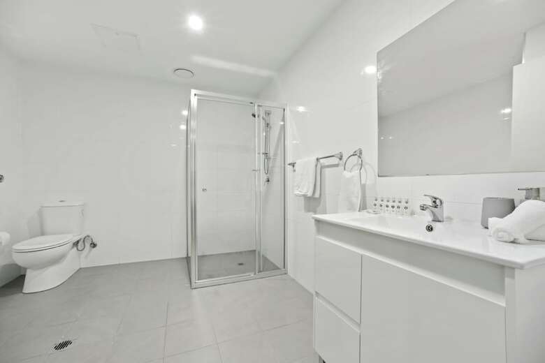 Modern Luxury Apartment Walking Distance To Train Station