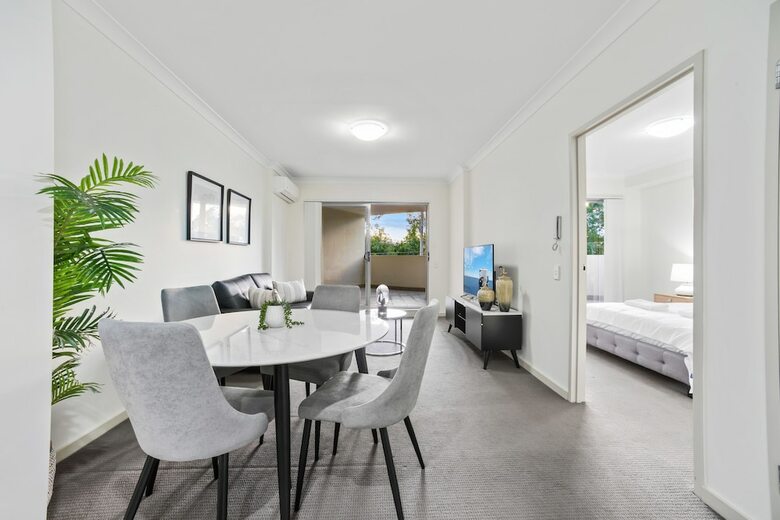 Modern Luxury Apartment Walking Distance To Train Station