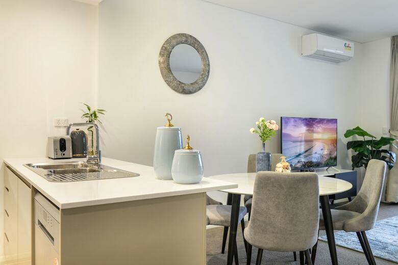 Apartamentos Charming And Spacious Living In A Serene Location