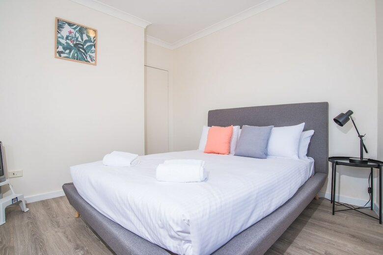 Convenient Rockdale Apartment Next To Station & Beach