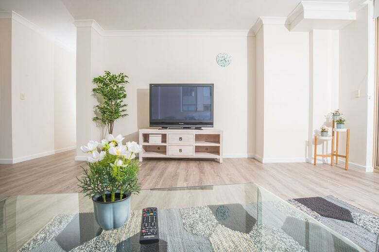 Convenient Rockdale Apartment Next To Station & Beach