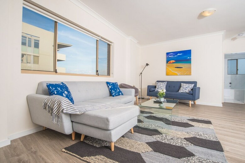 Convenient Rockdale Apartment Next To Station & Beach