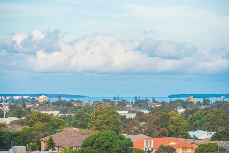 Convenient Rockdale Apartment Next To Station & Beach