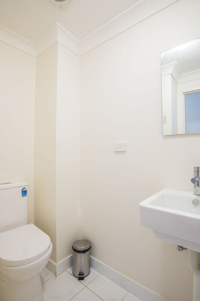 Convenient Rockdale Apartment Next To Station & Beach