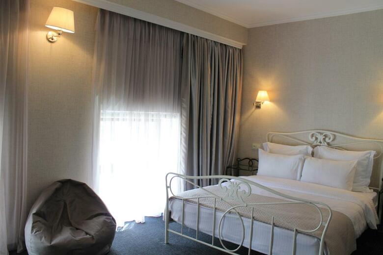 Redline Hotel
