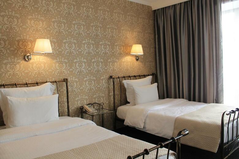 Redline Hotel