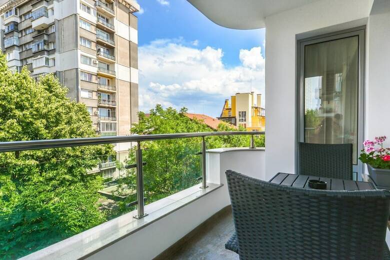 Fm Deluxe 1-bdr Apartment With Parking - The M Place