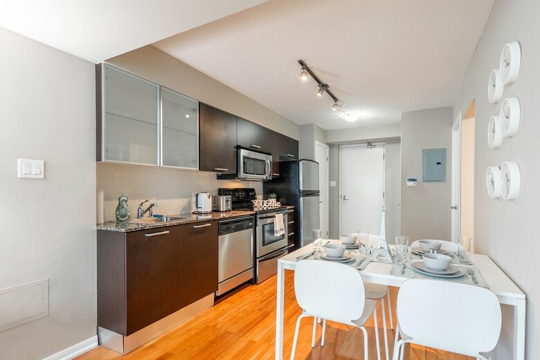 Stylish Suite In Downtown Toronto