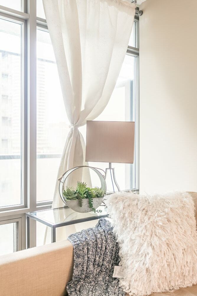Stylish Suite In Downtown Toronto