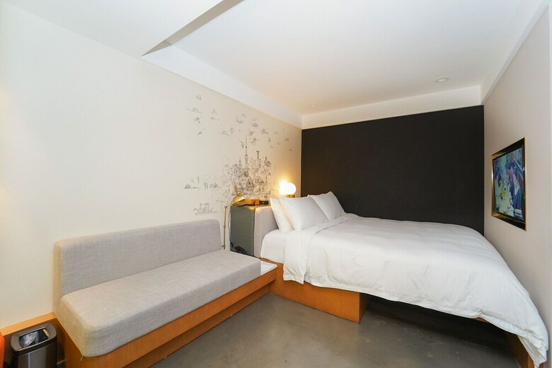 No. 8 Art Hotel