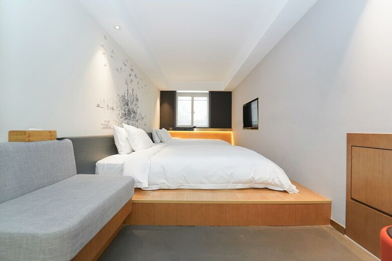 No. 8 Art Hotel