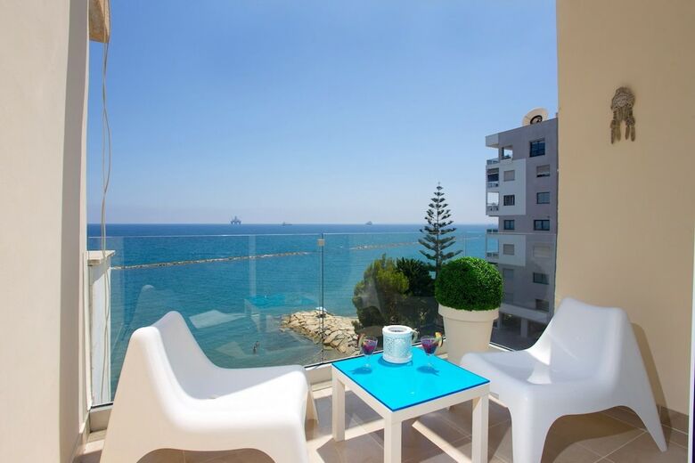 Seaside Luxury Beach Apartment