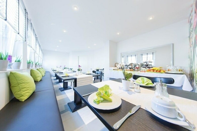 Hotel Sirrah