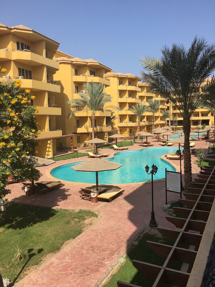 Pool View Apart At British Resort 252