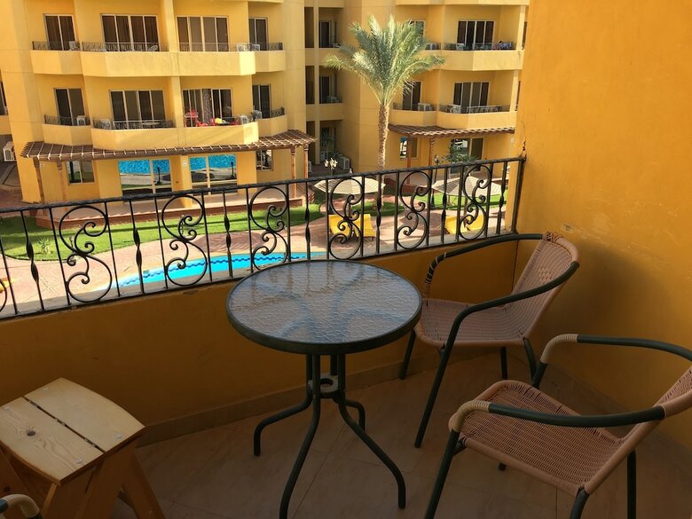 Pool View Apart At British Resort 1334