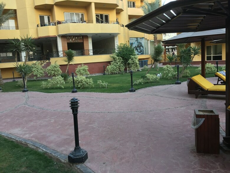 Pool View Apart At British Resort 1334