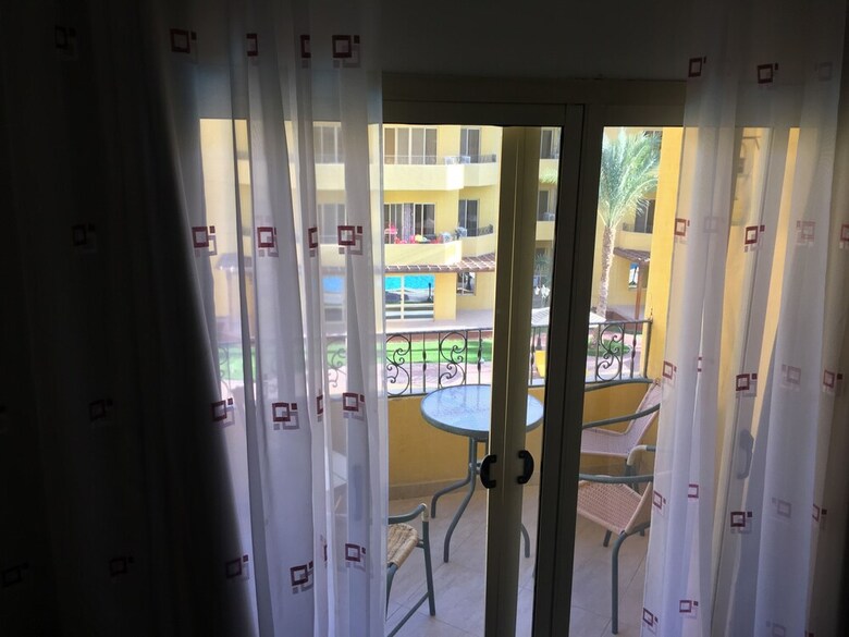 Pool View Apart At British Resort 1334