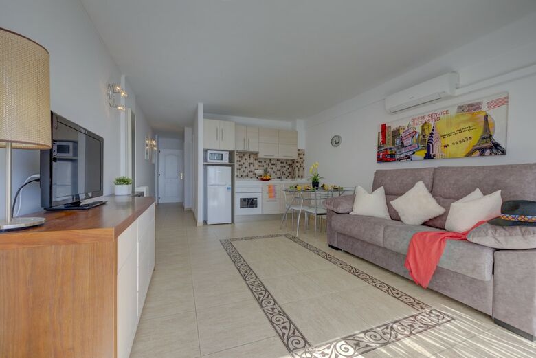 307. Bright Apartment, Sea View, Wifi, Air Conditioning!