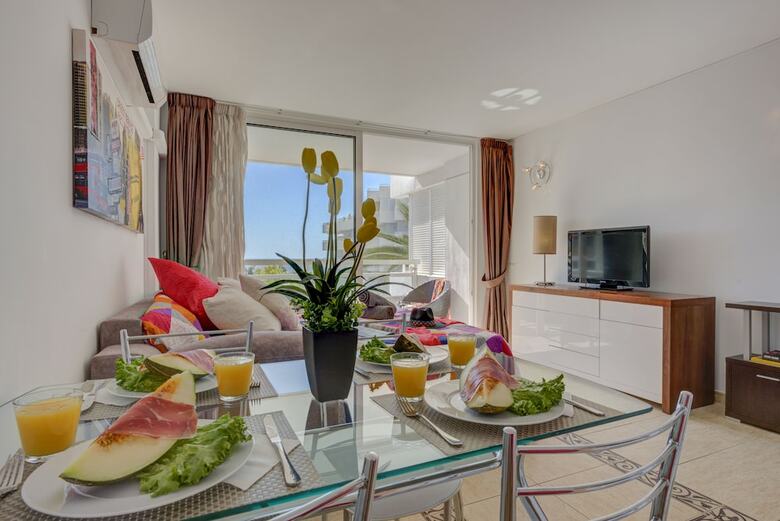 307. Bright Apartment, Sea View, Wifi, Air Conditioning!