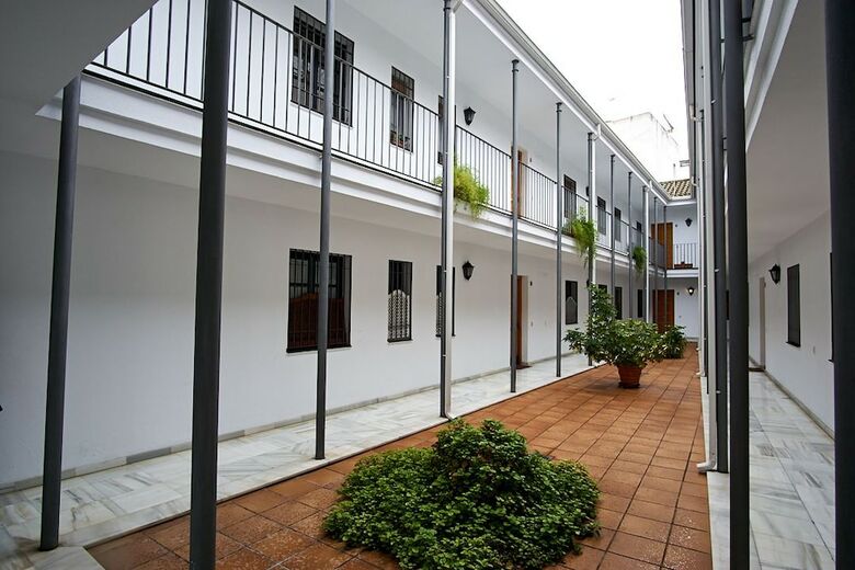 Apartamentos Monsalves Courtyard By Valcambre