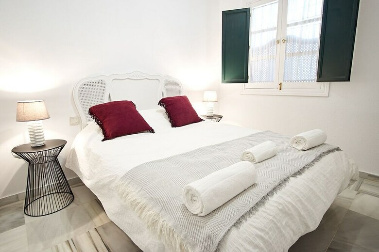 Apartamentos Monsalves Courtyard By Valcambre