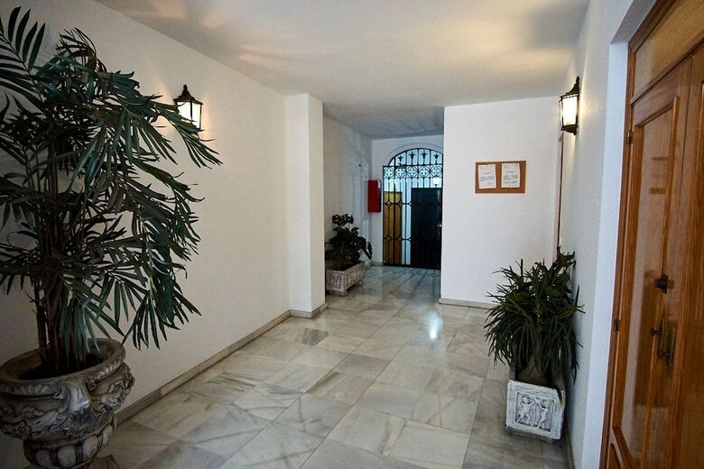 Apartamentos Monsalves Courtyard By Valcambre