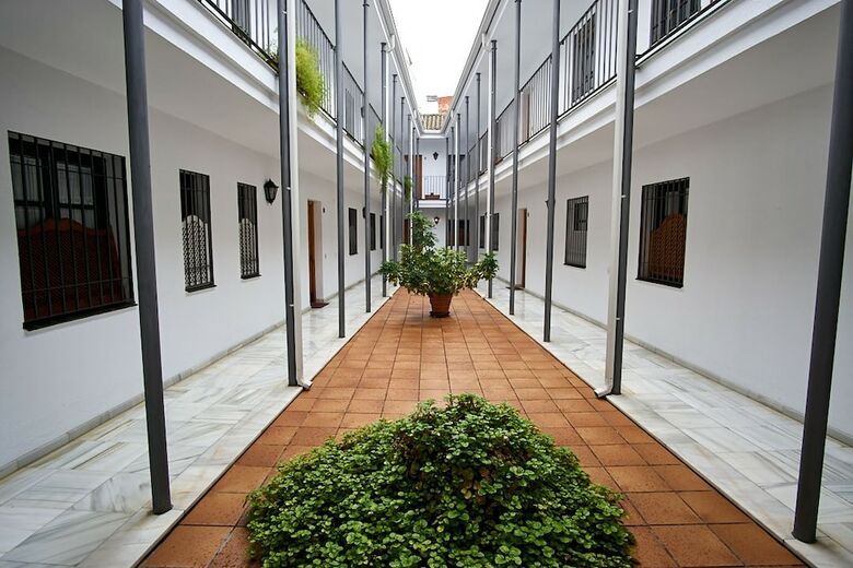 Apartamentos Monsalves Courtyard By Valcambre