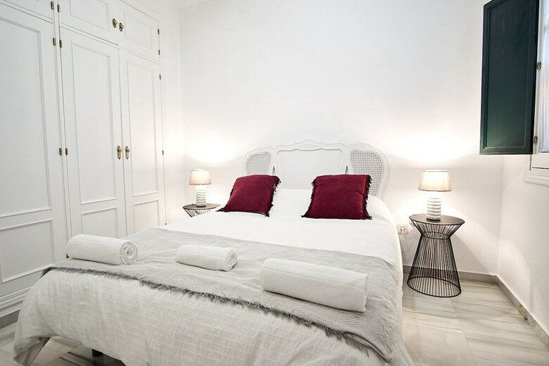 Apartamentos Monsalves Courtyard By Valcambre