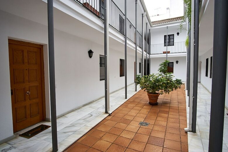 Apartamentos Monsalves Courtyard By Valcambre
