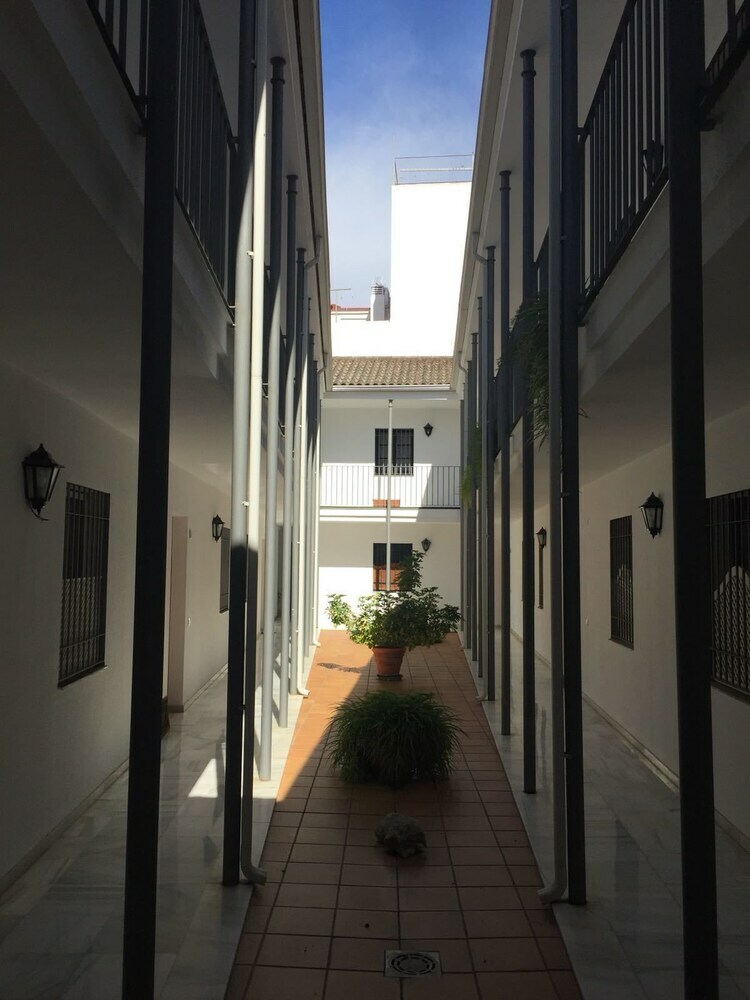 Apartamentos Monsalves Courtyard By Valcambre