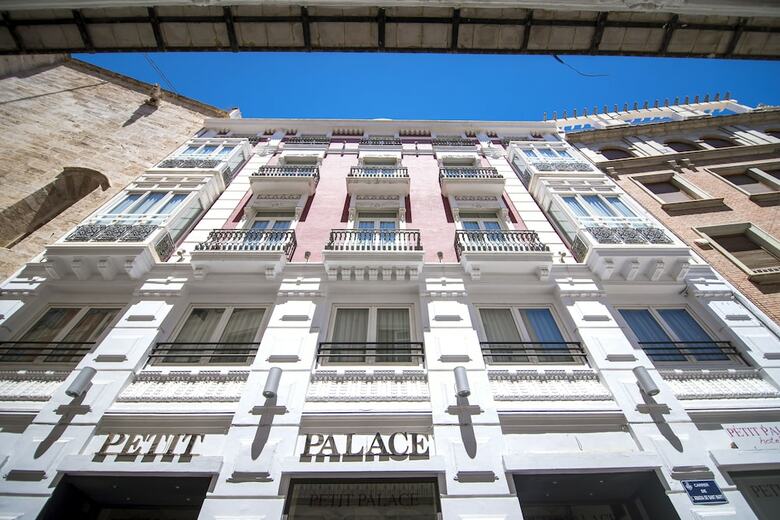 Petit Palace Plaza de La Reina Hotel